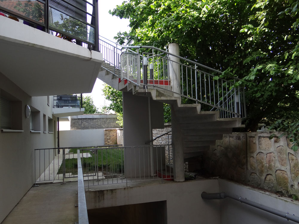 garde corps galvanise sur escalier de secours